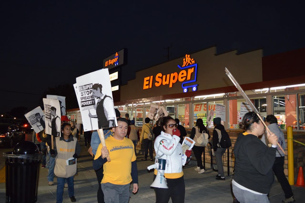 Los manifestantes se apostaron afuera de El Super ubicado en la avenida Florence de Sur L.A.