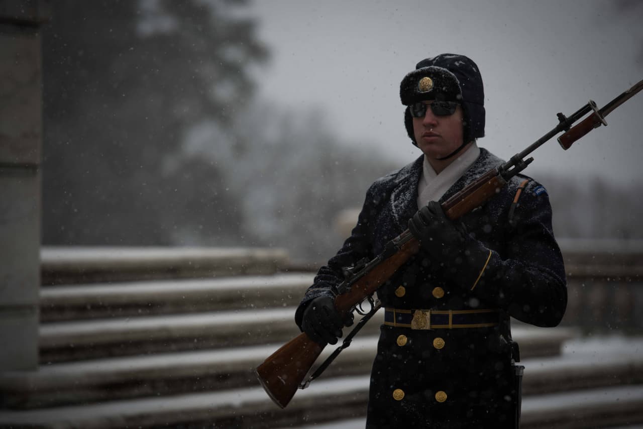 Los Centinelas cumplen su deber pese a la fuerza de la tormenta Jonas.