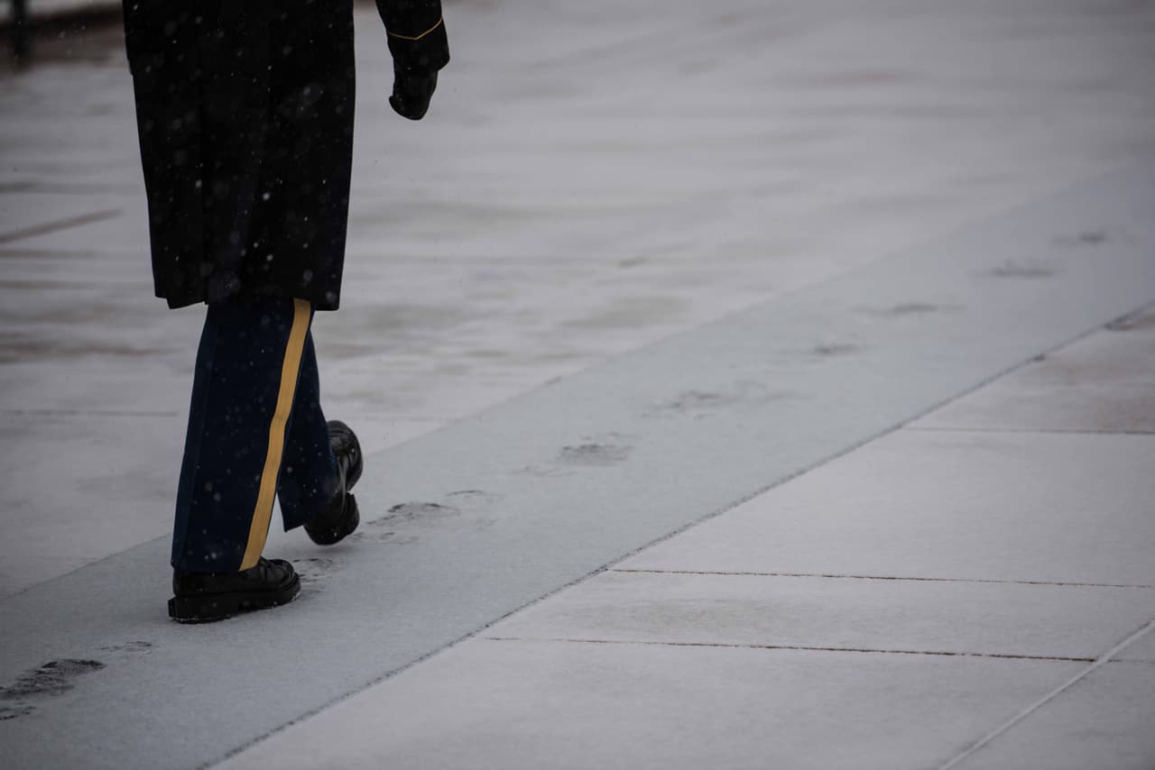 Los Centinelas cumplen su deber pese a la fuerza de la tormenta Jonas.