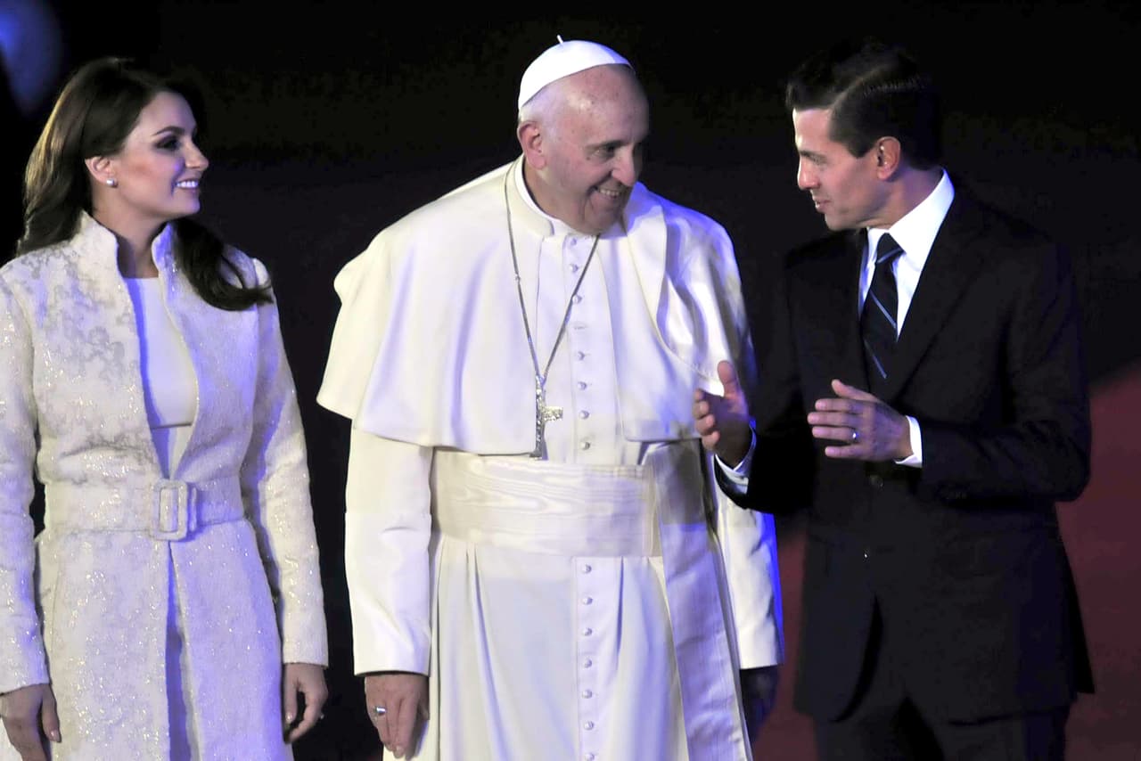 Y es que el protocolo para recibir a un Papa indica que ninguna mujer debe vestir de blanco.