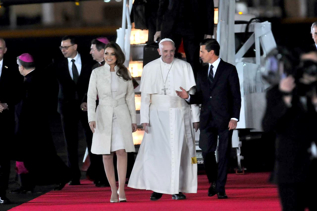 El mandatario mexicano y la primera dama junto al Papa.