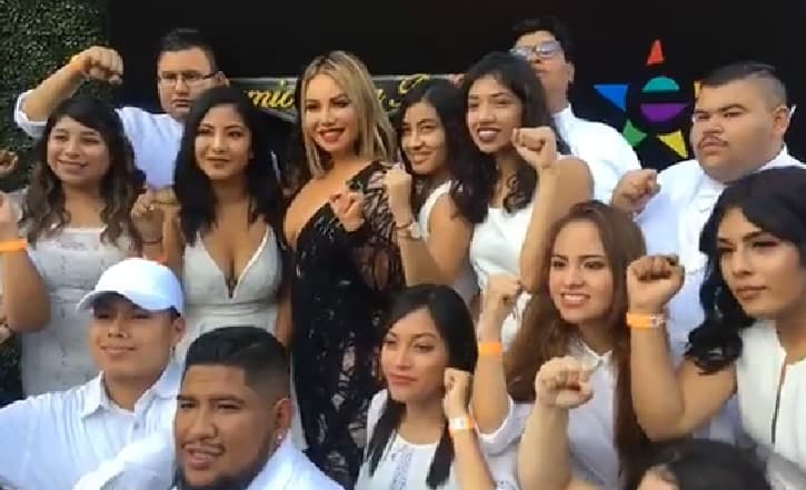 'Chiquis' posó también con los jóvenes
<b>dreamers</b>, quienes llegaron al evento que se realiza en el teatro Dolby de Hollywood, California.