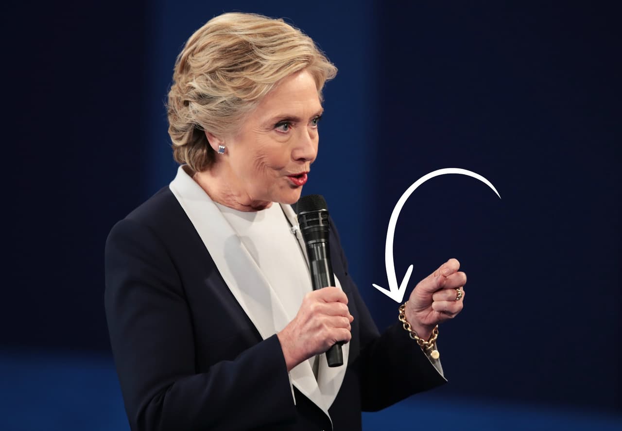 4. El brazalete que lleva Hillary Clinton en su mano izquierda tiene con la candidata más de 10 años, cuando lo recibió de 'Los niños del vallenato' una banda de ritmos folclóricos colombianos que tocaron en la Casa Blanca. Su marido lleva uno igual que recibió en el 2000 cuando vio al mismo coro en Cartagena. En este debate en el que la candidata estaba tan oscura, el brillo del brazalete se hizo más visible.