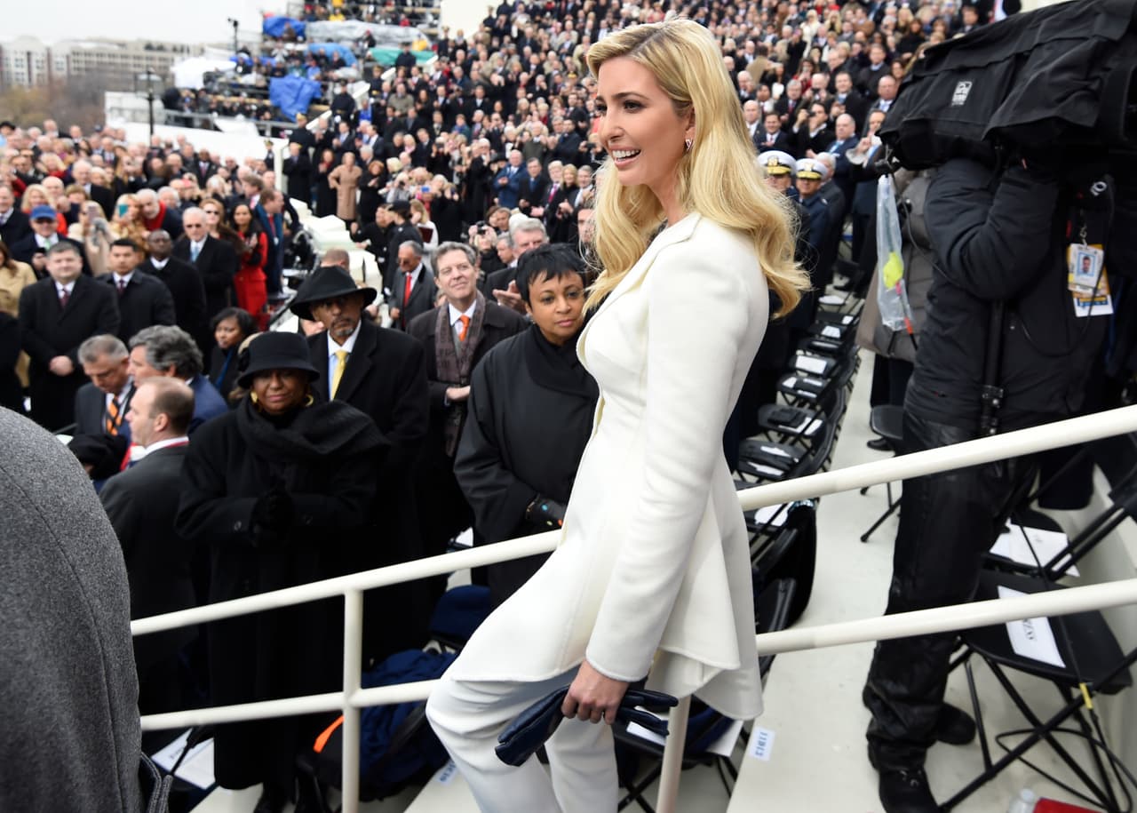<b>Ivanka Trump</b>
<br>Ivanka Trump,
<b>de 34 años</b>, llegó al día más importante de su padre vestida con un traje de pantalón blanco con una chaqueta de boleros y cortes asimétricos. Ella quizás sea la más conocida del clan Trump por su papel como consejera en el reality 'El Aprendiz' en el que le dejó claro al mundo que había en las entrañas de la familia una jovencita con una convicción e ideas casi idénticas a las de su padre.