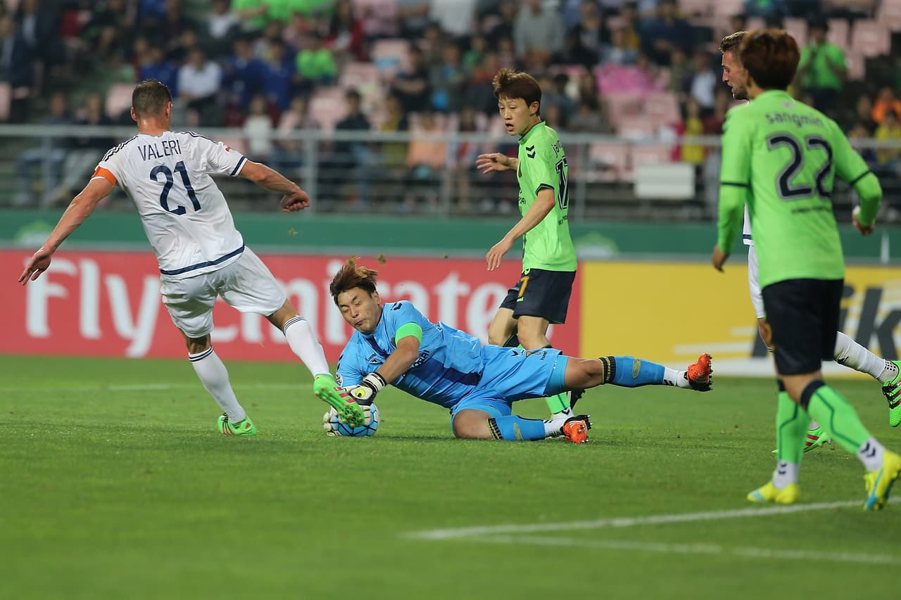 Las actuaciones del arquero le han dado para estar en los tres últimos años en el equipo ideal de la liga coreana, una carrera en ascenso desde su debut en 2006.