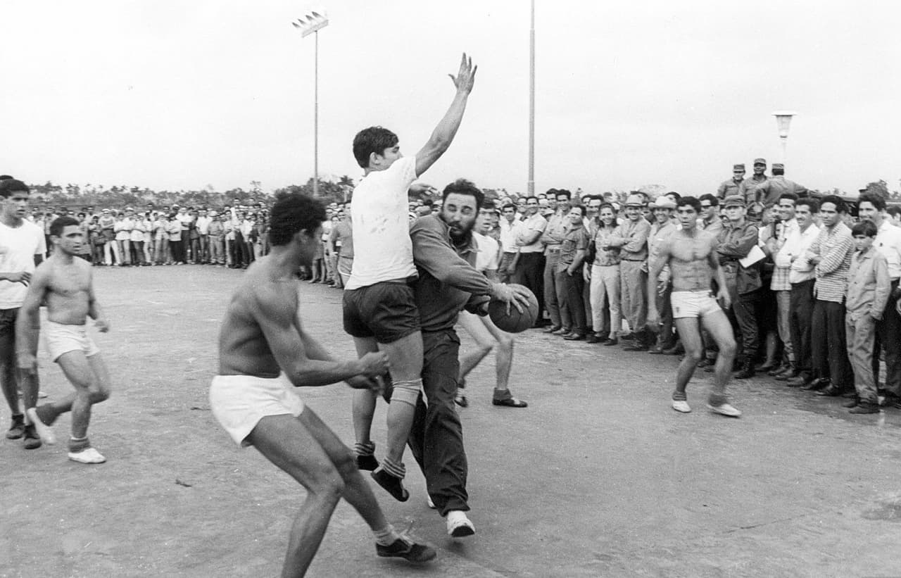Ya como figura política, Castro se dio tiempo de practicar el baloncesto en diferentes sitios, como aquí, donde se le ve jugando en una explanada en Cuba.