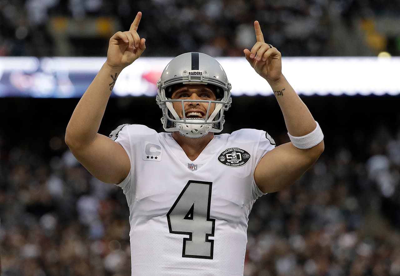 Carr lanzó un pase de touchdown de 2 yardas a Crabtree en la jugada final después de que el juego se extendió de más por dos castigos consecutivos sujetando de la defensiva, para que Oakland rompiera su mala racha de cuatro derrotas.