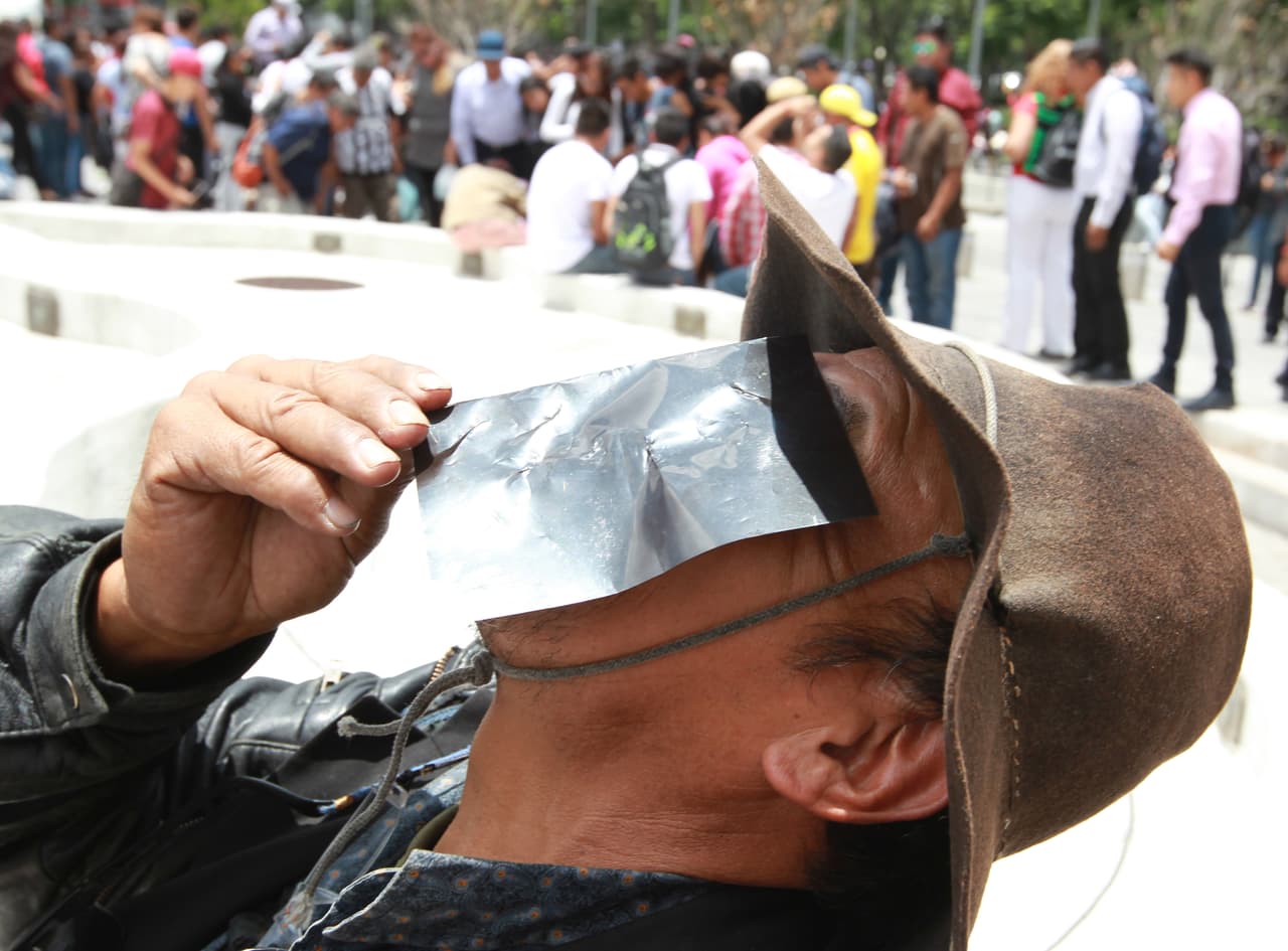 Mucho eligieron usar papeles metálico o radiografías para ver el eclipse, algo que no debe hacerse porque es peligroso para los ojos.