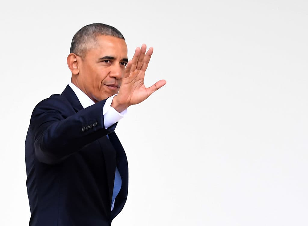 Imagen de archivo del expresidente Barack Obama quien fue visto por decenas, saliendo este viernes de un edificio en Manhattan.