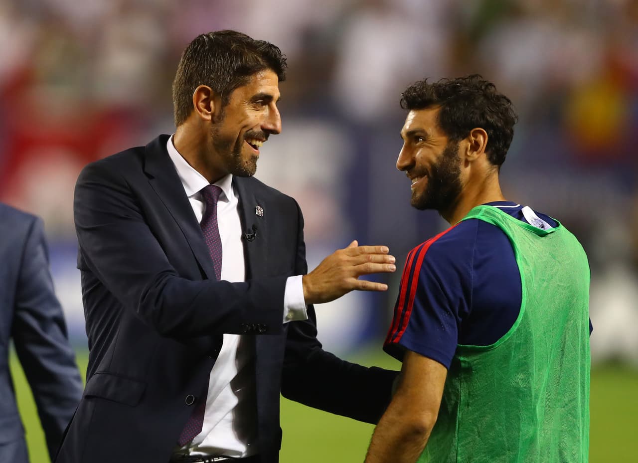 Pese a tener la responsabilidad de dirigir al representativo de la MLS, Veljko Paunovic tuvo tiempo para divertirse y conversar con sus convocados. (USA Today Images)