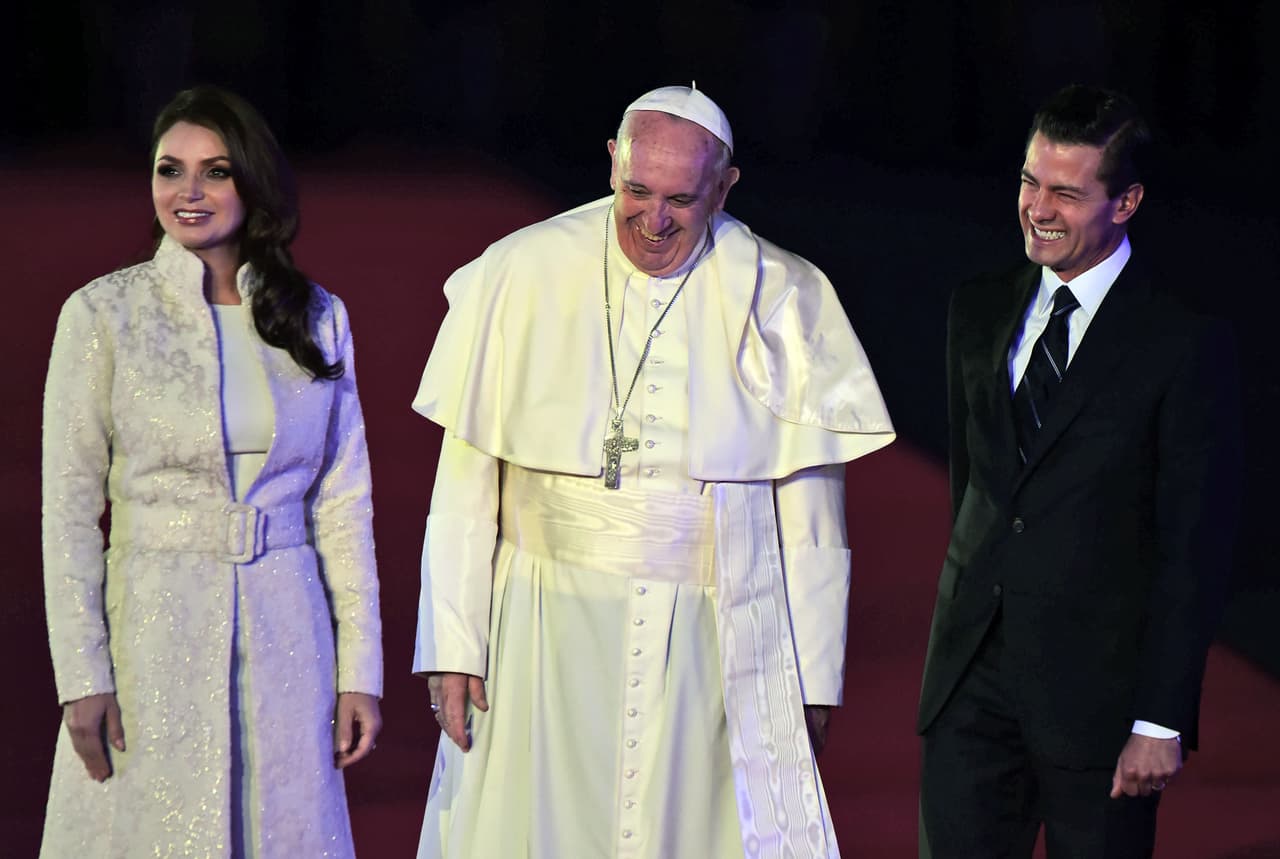 El outfit fue creación de un diseñador mexicano.