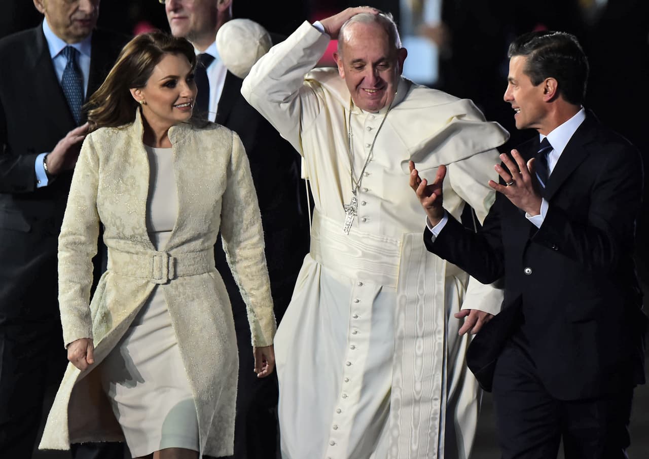 Peña Nieto y Rivera se notaron muy emocionados al recibir al Pontífice.