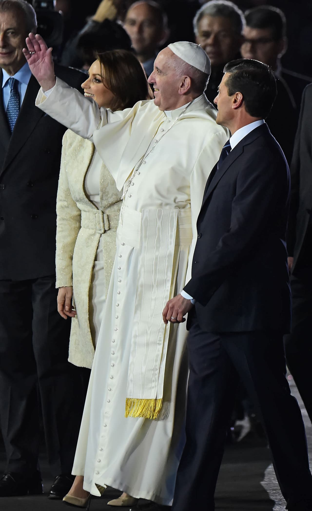 El Papa incluso saludó a gente que fue a verlo para darles su bendición.