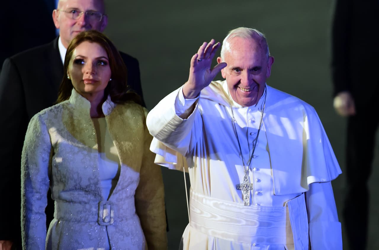 Bajando del avión lo esperaban Enrique Peña Nieto y su esposa, la ex actriz Angélica Rivera.