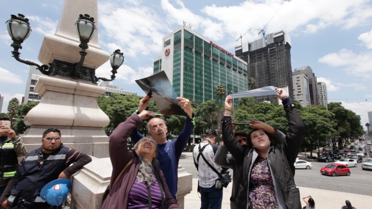 Aunque los expertos advierten que ver un eclipse con radiografías es peligroso, hay quienes decidieron hacerlo así de todos modos en la Plaza del Ángel, en el paseo La Reforma, Ciudad de México.
