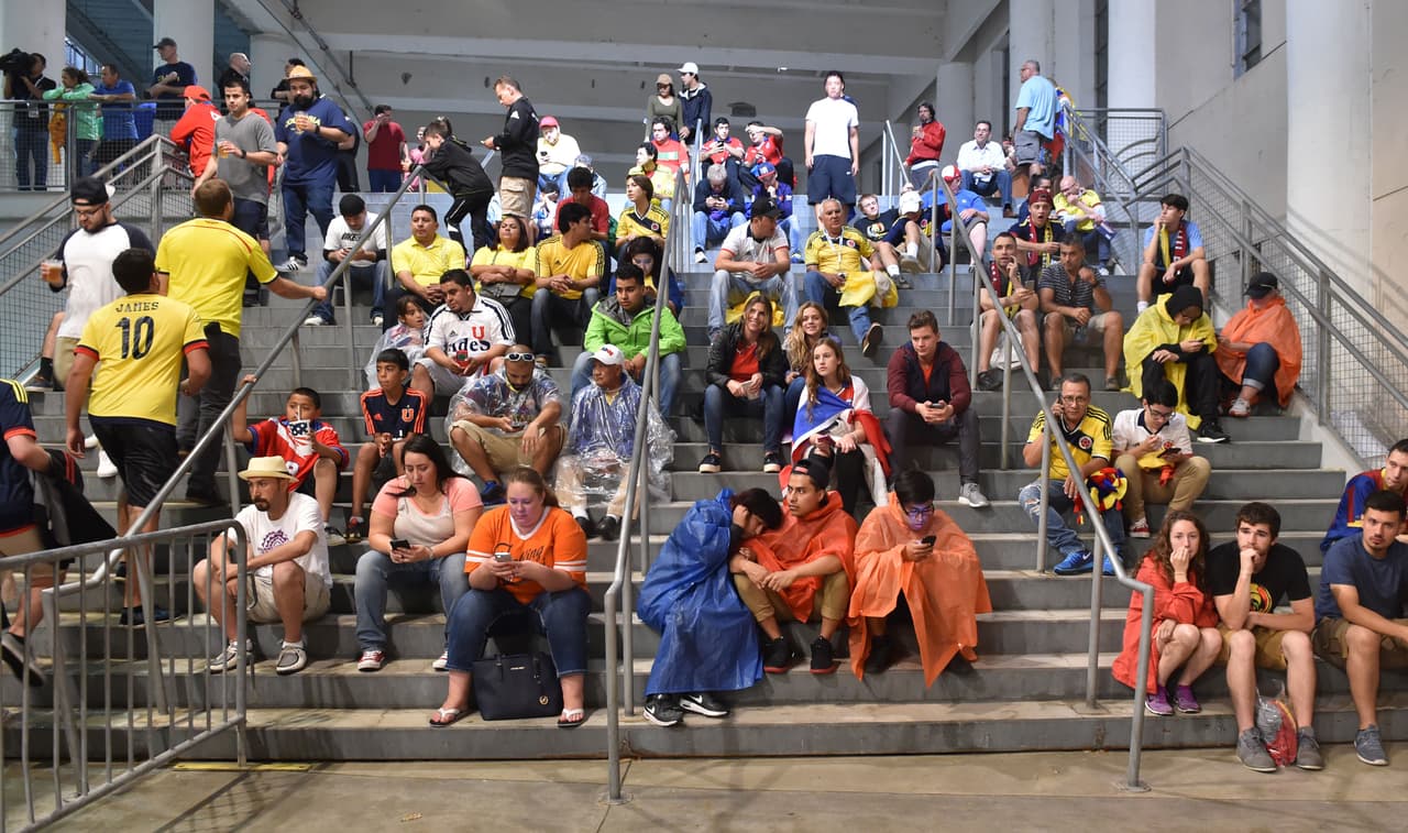 Los seguidores colombianos y chilenos aguardaron en el interior del Soldier Field hasta que terminó la tormenta eléctrica en Chicago para que se pudiera reanudar la semifinal de la Copa América Centenario.