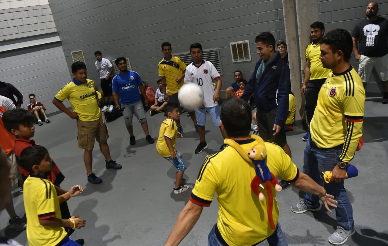 Los seguidores colombianos y chilenos encontraron la mejor manera de matar el tiempo en el interior del Soldier Field hasta que se reanudara la semifinal de la Copa América Centenario.