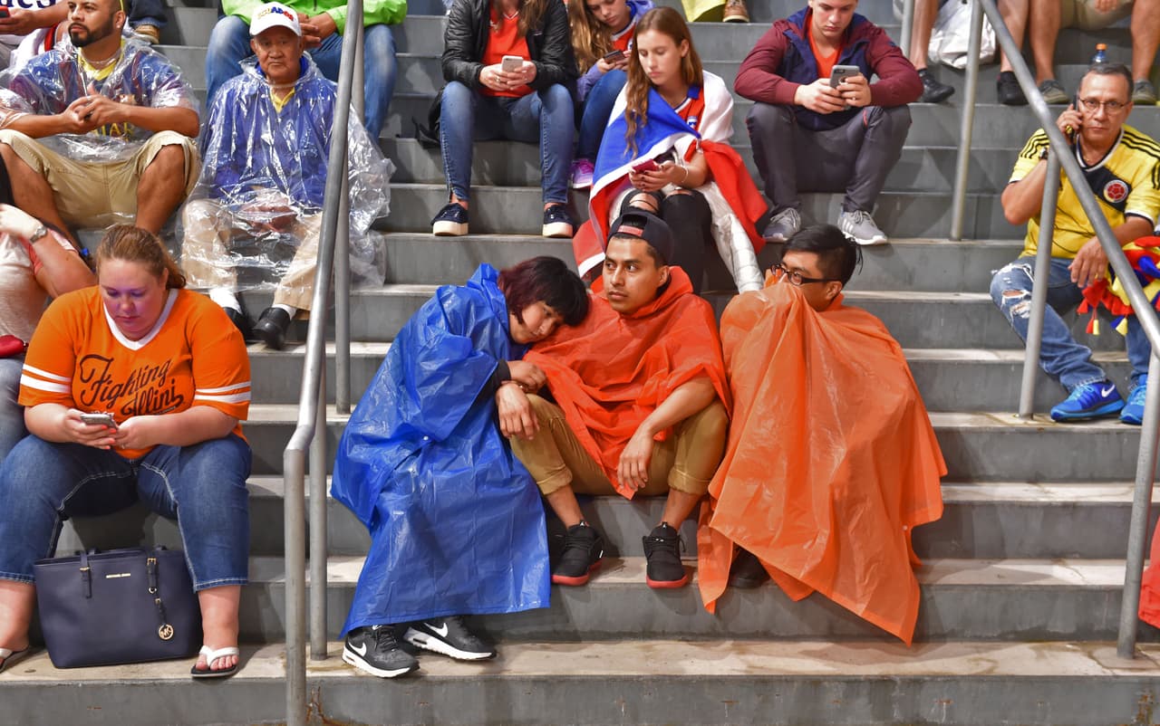 Los seguidores colombianos y chilenos aguardaron en el interior del Soldier Field hasta que terminó la tormenta eléctrica en Chicago para que se pudiera reanudar la semifinal de la Copa América Centenario.