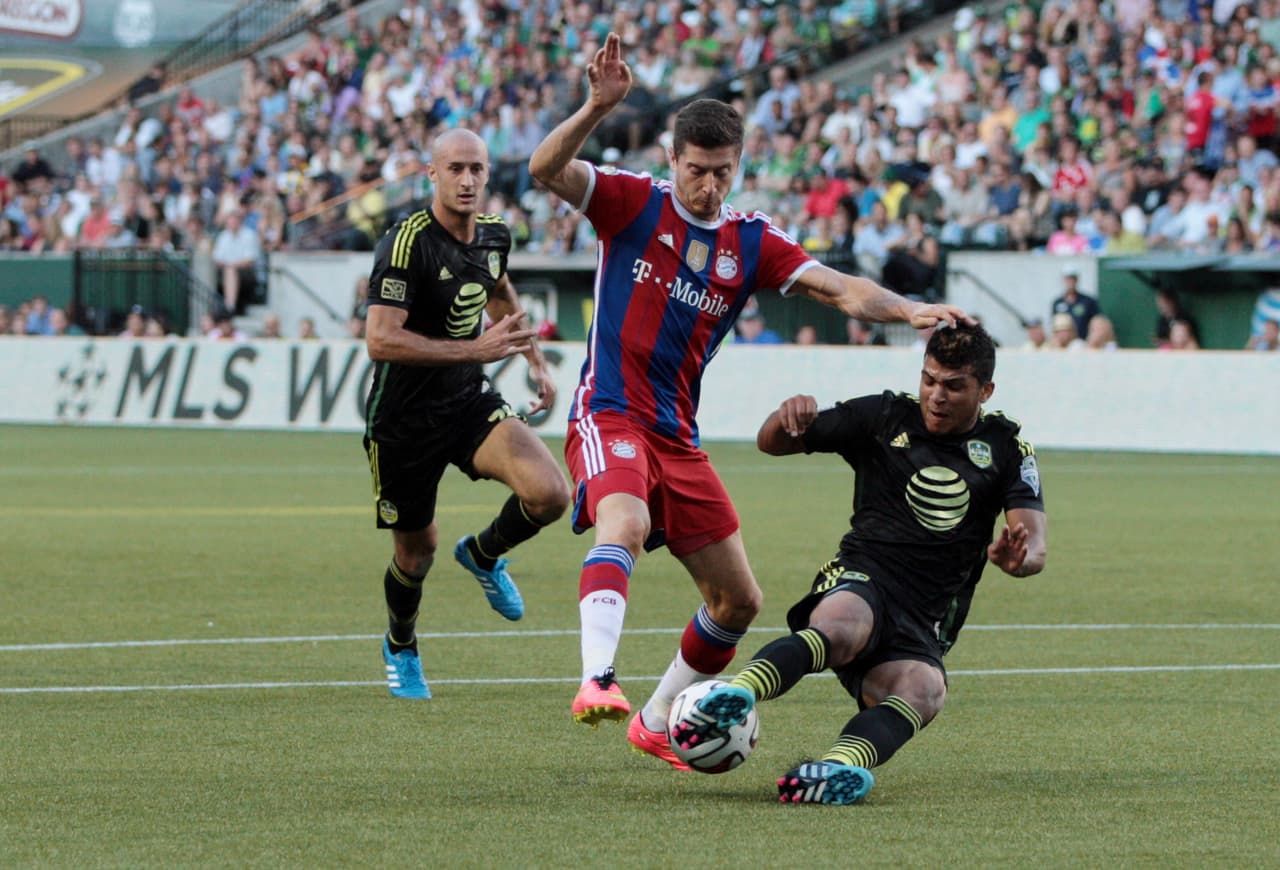 Uno de los goleadores más cotizados desde su época en el Borussia Dortmund, es sin duda alguna el polaco Robert Lewandowski. Jugando para Bayern Múnich en 2014, marcó un golazo en el All Star Game.