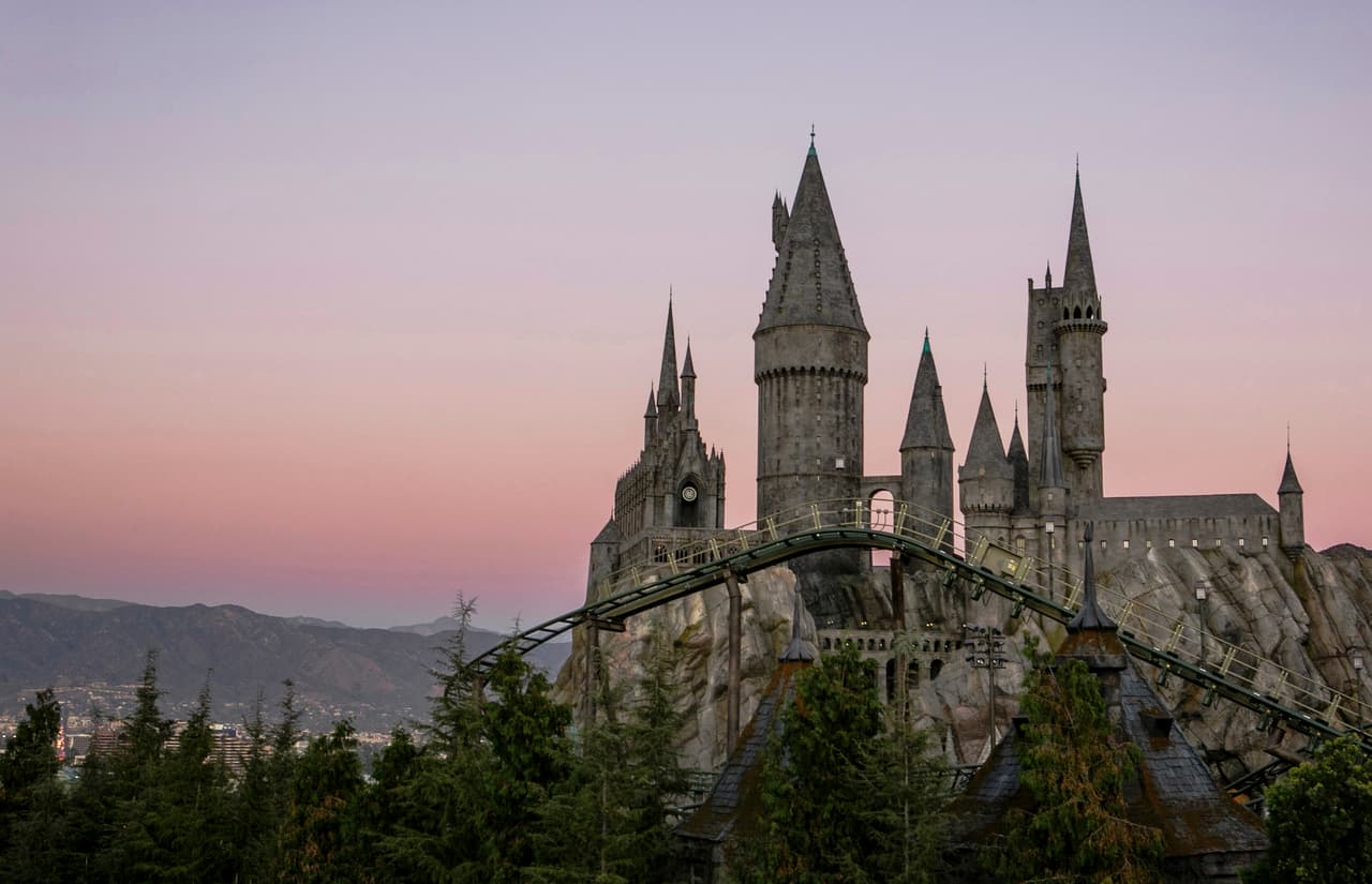 El castillo Hogwarts junto con la primera montaña rusa al aire libre de Universal Studios Hollywood, una atracción llamada "Flight of the Hippogriff"