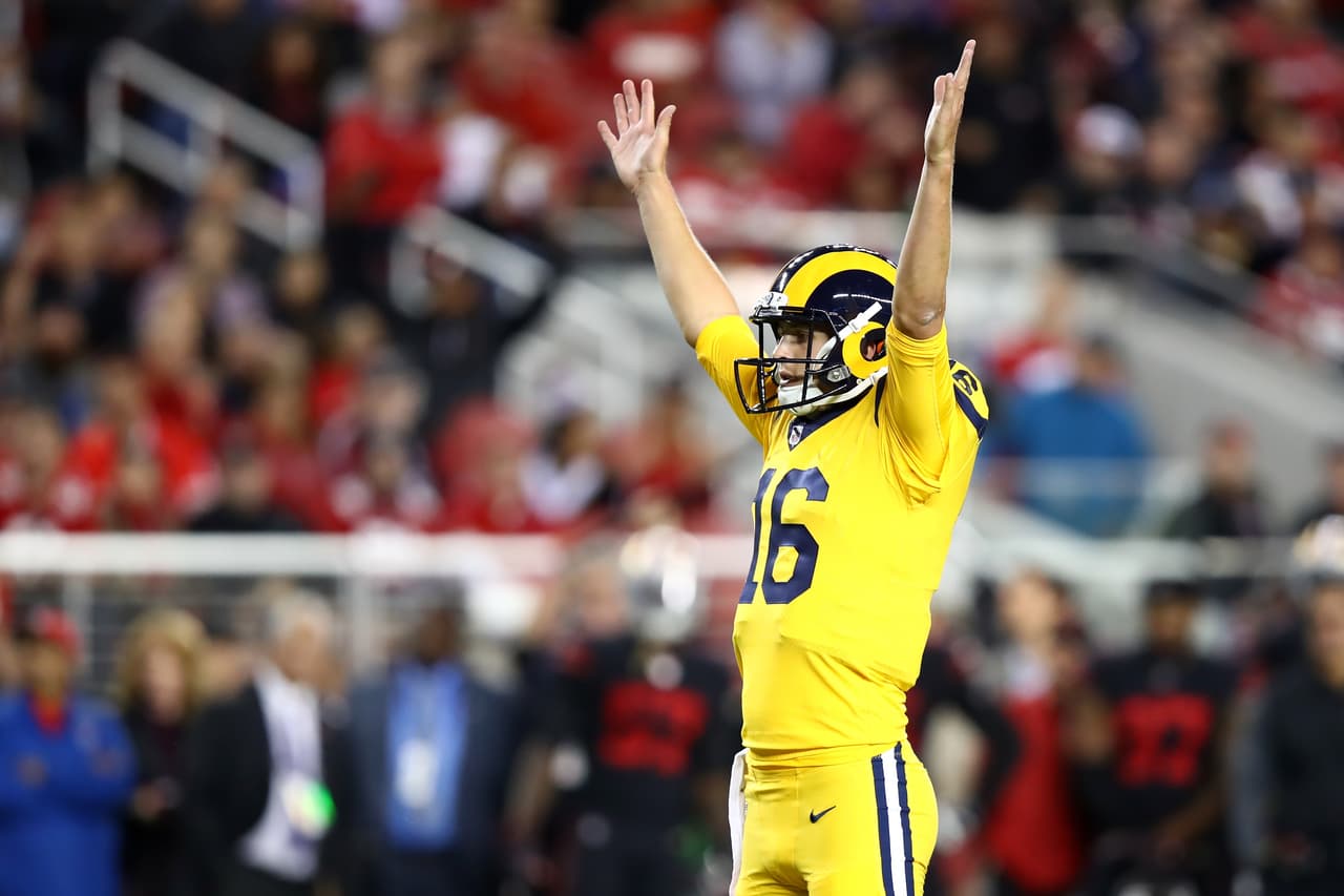 Jared Gogg, mariscal de campo de los Carneros de Los Ángeles completo 22 de sus 28 intentos para 292 yardas y 3 pases de anotación.