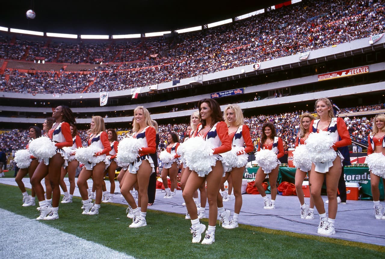 El grupo de animación de los Denver Broncos en el Estadio Azteca, 1997 contra Miami.