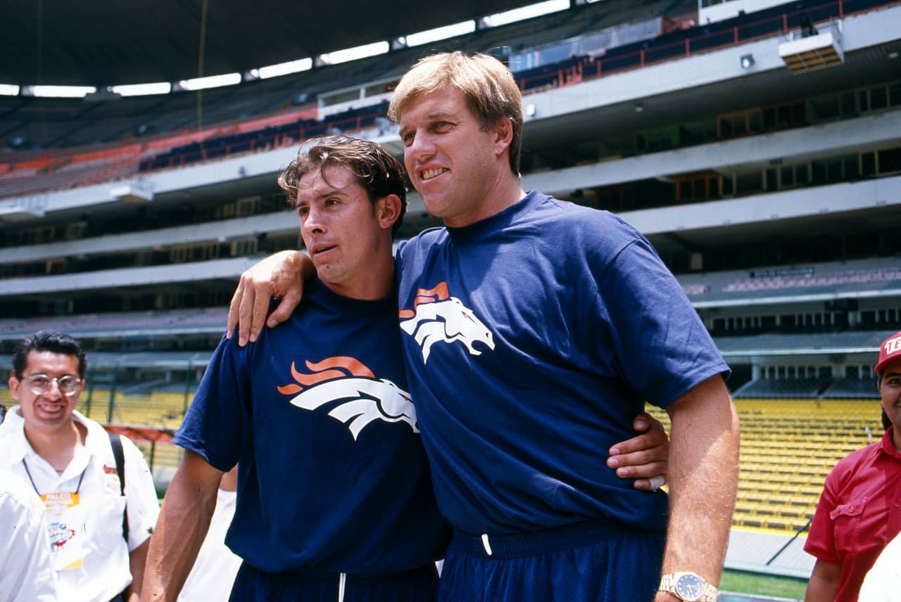 El receptor mexicano Marco Martos y John Elway en el partido que se jugó en 1997, pretemporada Miami - Denver en el Estadio Azteca.