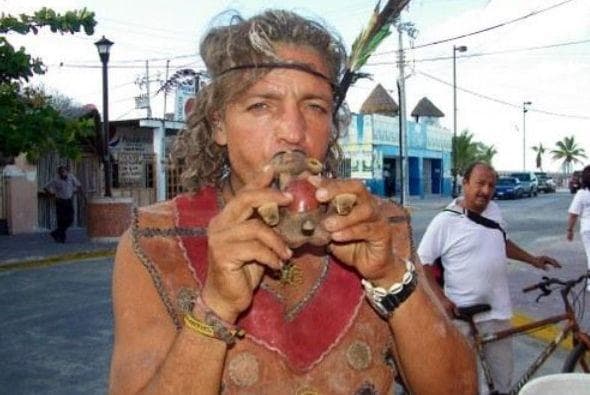 El escándalo lo ha perseguido aunque ya no aparece en pantalla. Su ex esposa Milena provocó el primero de ellos cuando lo acusó de drogadicto y después fue encontrado vendiendo artesanías.