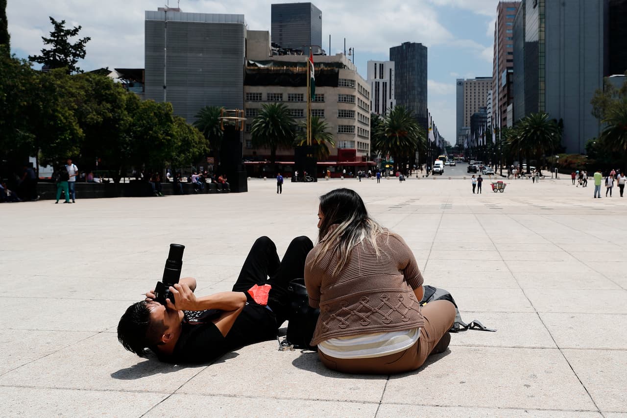 Muchos llevaron sus cámaras de fotos y binoculares a plazas de Ciudad de México para apreciar el fenómeno.