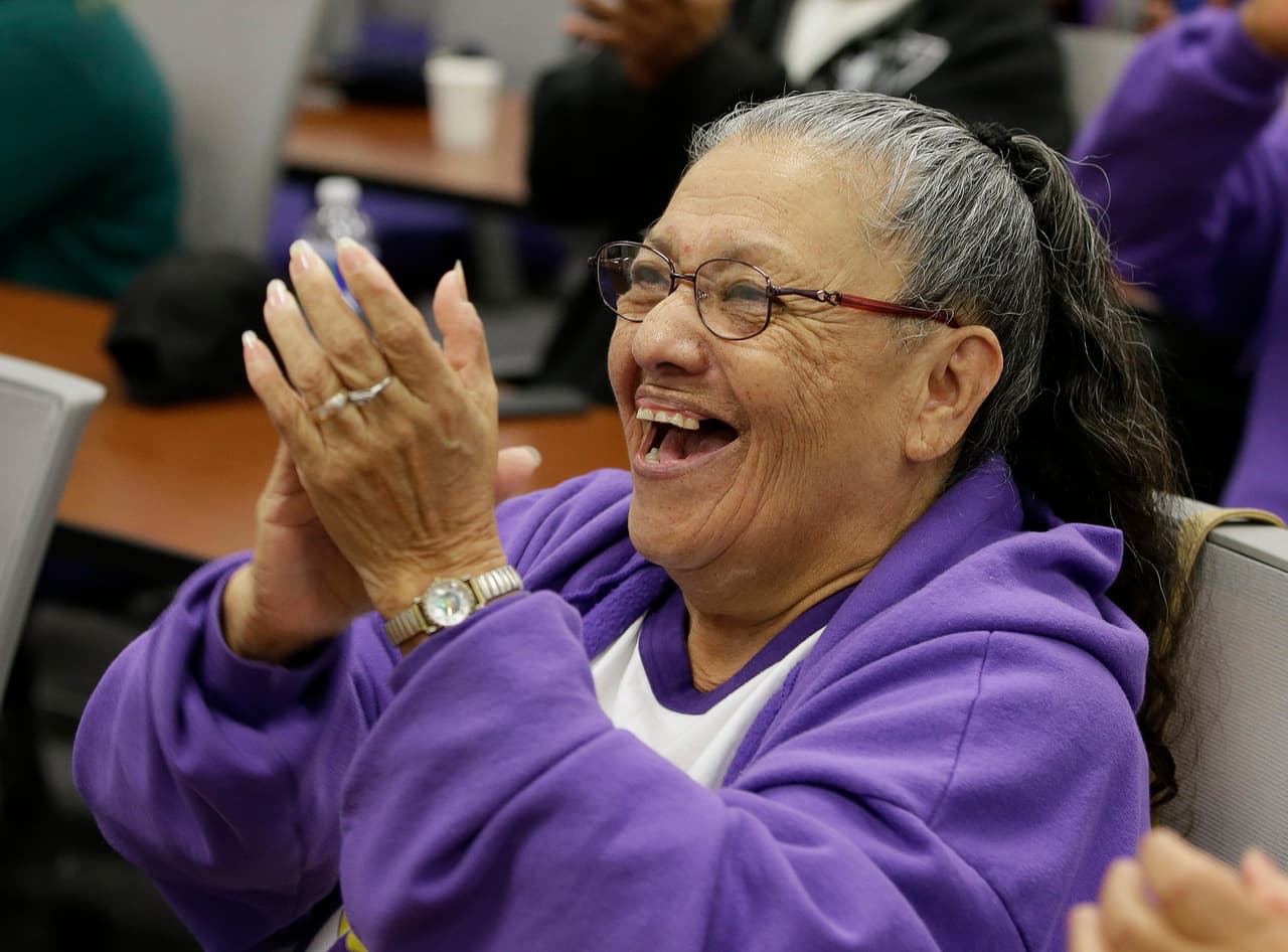 Rosalía Rodríguez, miembro del sindicato Service Employees International Union, celebra la firma de la ley del salario mínimo de 15 dólares por hora desde Sacramento. AP Photo/Rich Pedroncelli