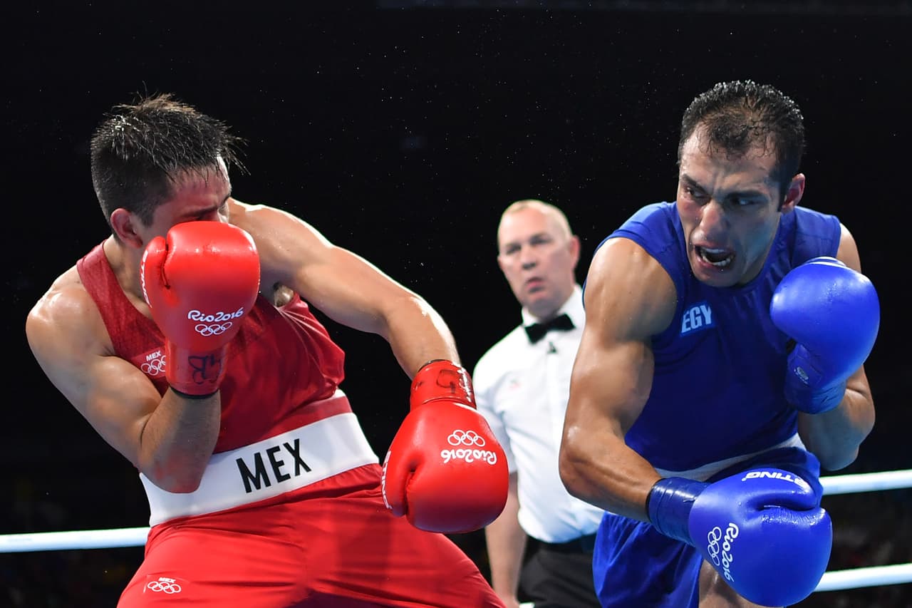 Abajo en el marcador, el egipcio tuvo que ir más al frente, pero encontró pocos espacios a través de la buena guardia del mexicano, quien aguantó, midió la distancia con jab y en el intercambio de golpes siempre mostró mayor determinación.