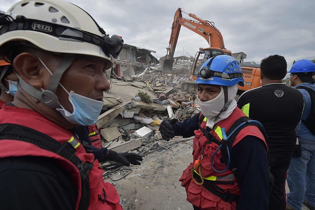 Rescatistas en Pedernales, tras la búsqueda de supervivientes y cuerpos