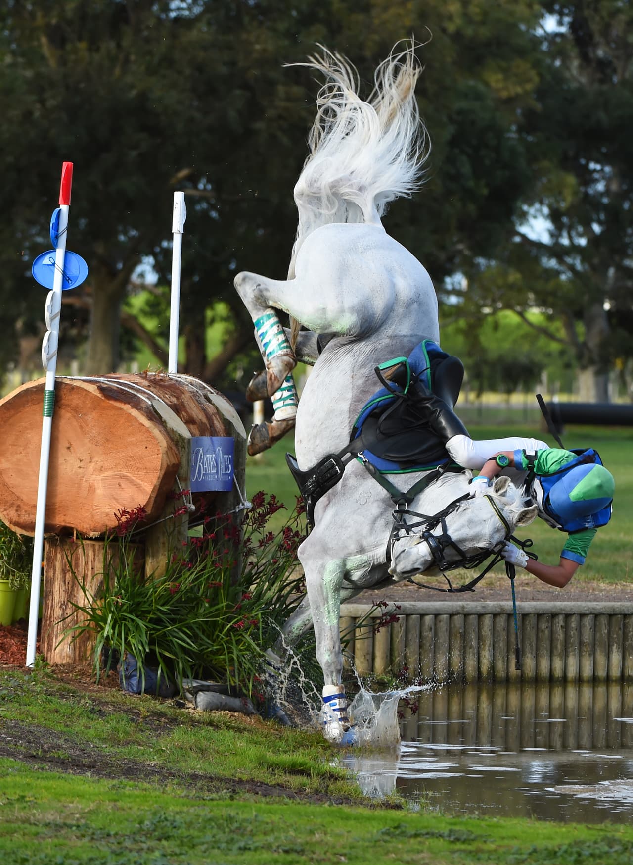 Tarryn Proctor no pudo mantener control de su caballo Ers Irish Quest en el Saddleworld Melbourne International en Australia, algo que al final le costó un baño de agua fría.
