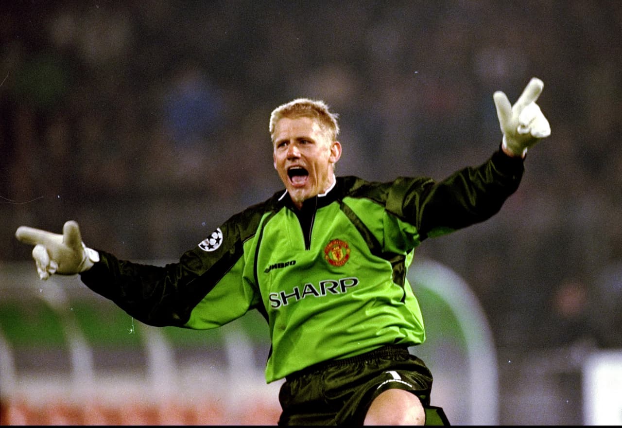 Peter Shmeichel defendió por años la playera del Manchester United ganando 5 títulos de liga, 3 títulos de FA Cup y 1 Liga de Campeones, con un nivel increíble, reflejos de felino y un carácter de líder le caracterizaban tanto con los ‘Red Devils’ como con Dinamarca.