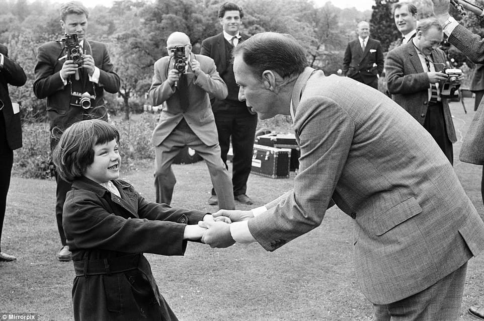 El momento que lo hizo romper en llanto, fue cuando una pequeña niña le preguntó: "Señor Sinatra ¿podría decirme de qué color es el viento?".