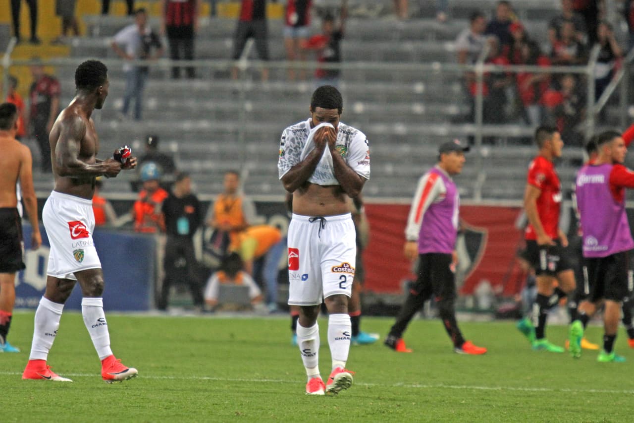Se concreto el descenso para los de Chiapas. Con lágrimas en los ojos, los jugadores abandonaron el campo del Estadio Jalisco.