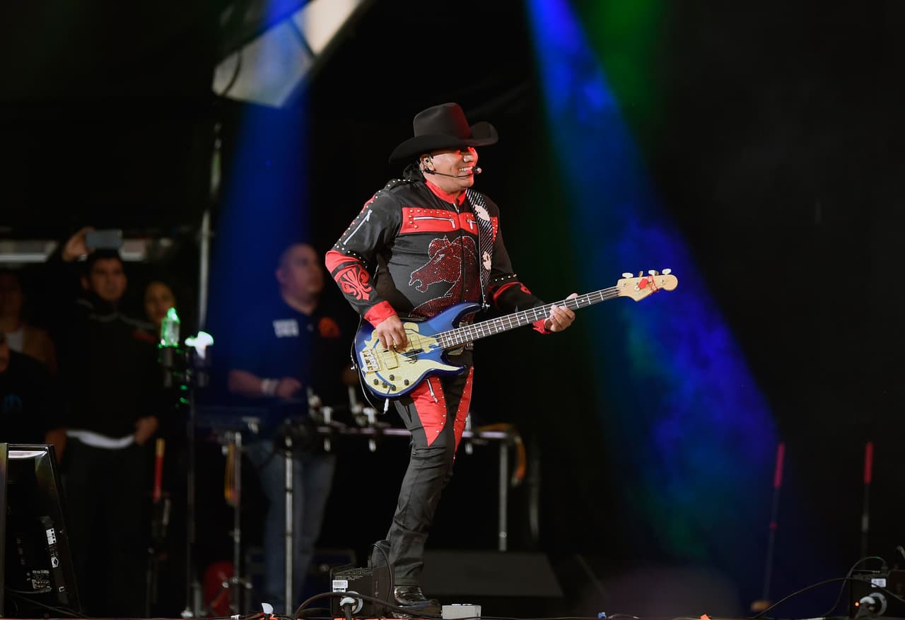 <b>Lupe Esparza</b>, líder de Grupo Bronco, también trabajó desde niño en el campo, ayudando a su padre a hacer surcos en la tierra con un arado.