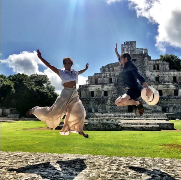 Natalia Téllez y Chano Jurado saltando de alegría por la belleza del lugar.