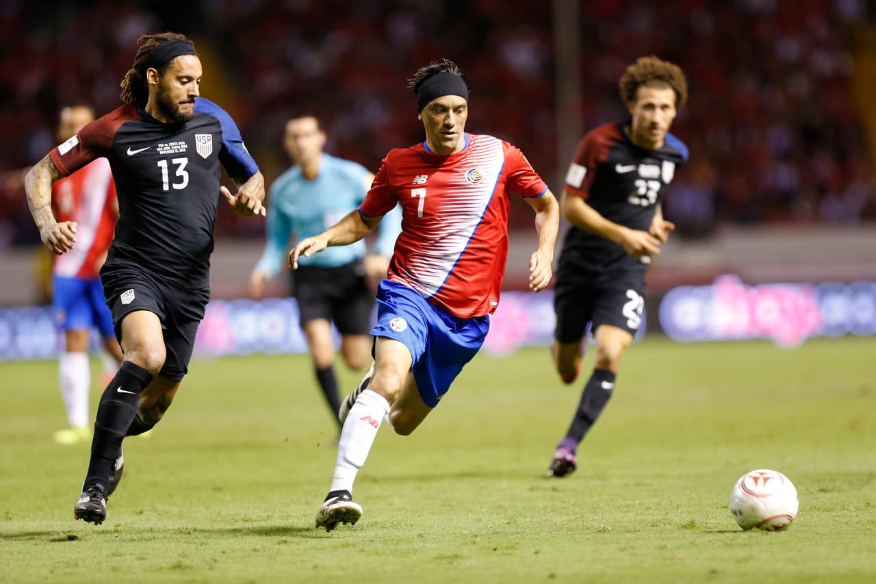 Con el '10' tico Bryan Ruiz bien marcado por Michael Bradley, apareció la figura de Christian Bolaños, de gran partido, para comandar desde la banda izquierda la ofensiva costarricense con velocidad y buena asociación.
