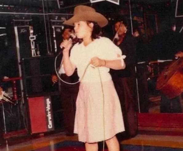 Janney Dolores Rivera nació en Long Beach, California el 2 de julio de 1969. A muy corta edad demostró sus aptitudes para el canto.