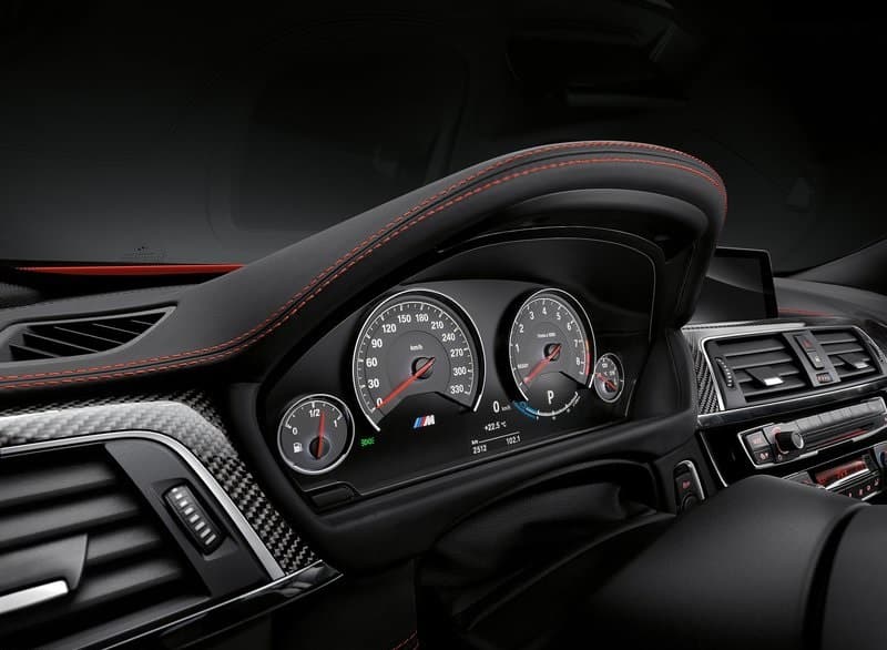 El display posee tradicionales velocímetro y tacómetro analógicos, rodeado por detalles en fibra de carbono, y costuras en el color exterior de la carrocería.