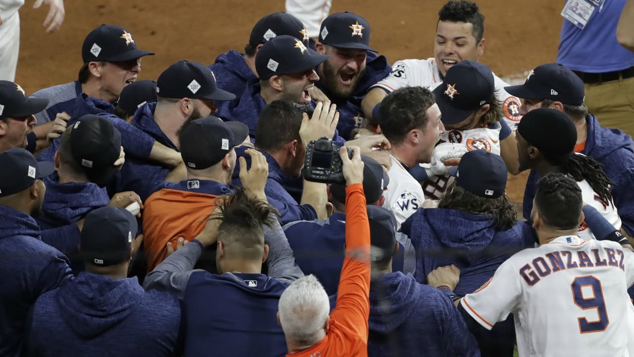 Alex Bergman es felicitado después de impulsar la carrera de la victoria.
