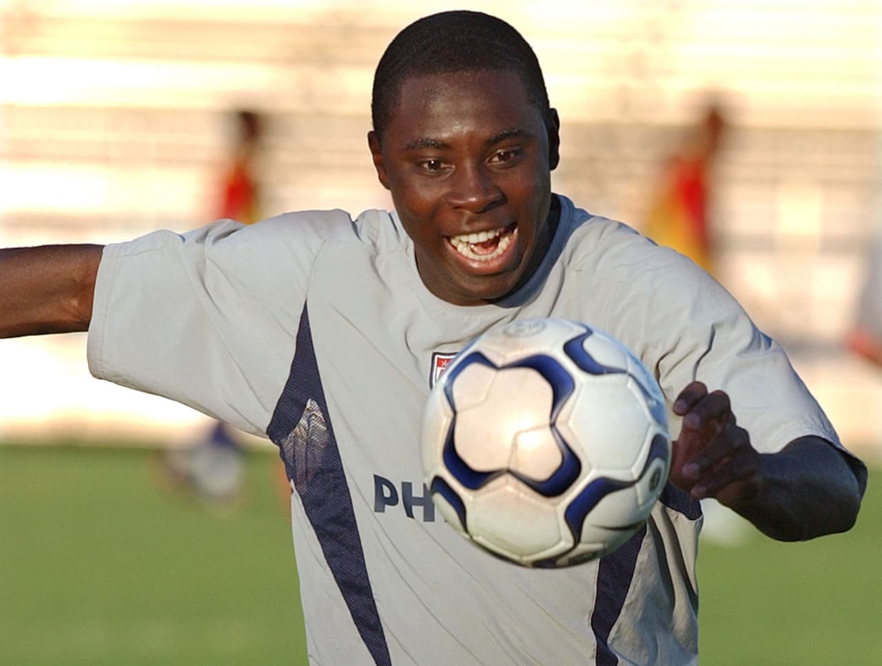 Uno de los casos más fuertes, de jugadores no brasileños, es el de Freddy Adu. Con 16 años ya era una figura publicitaria, pero en el campo se fue diluyendo.
