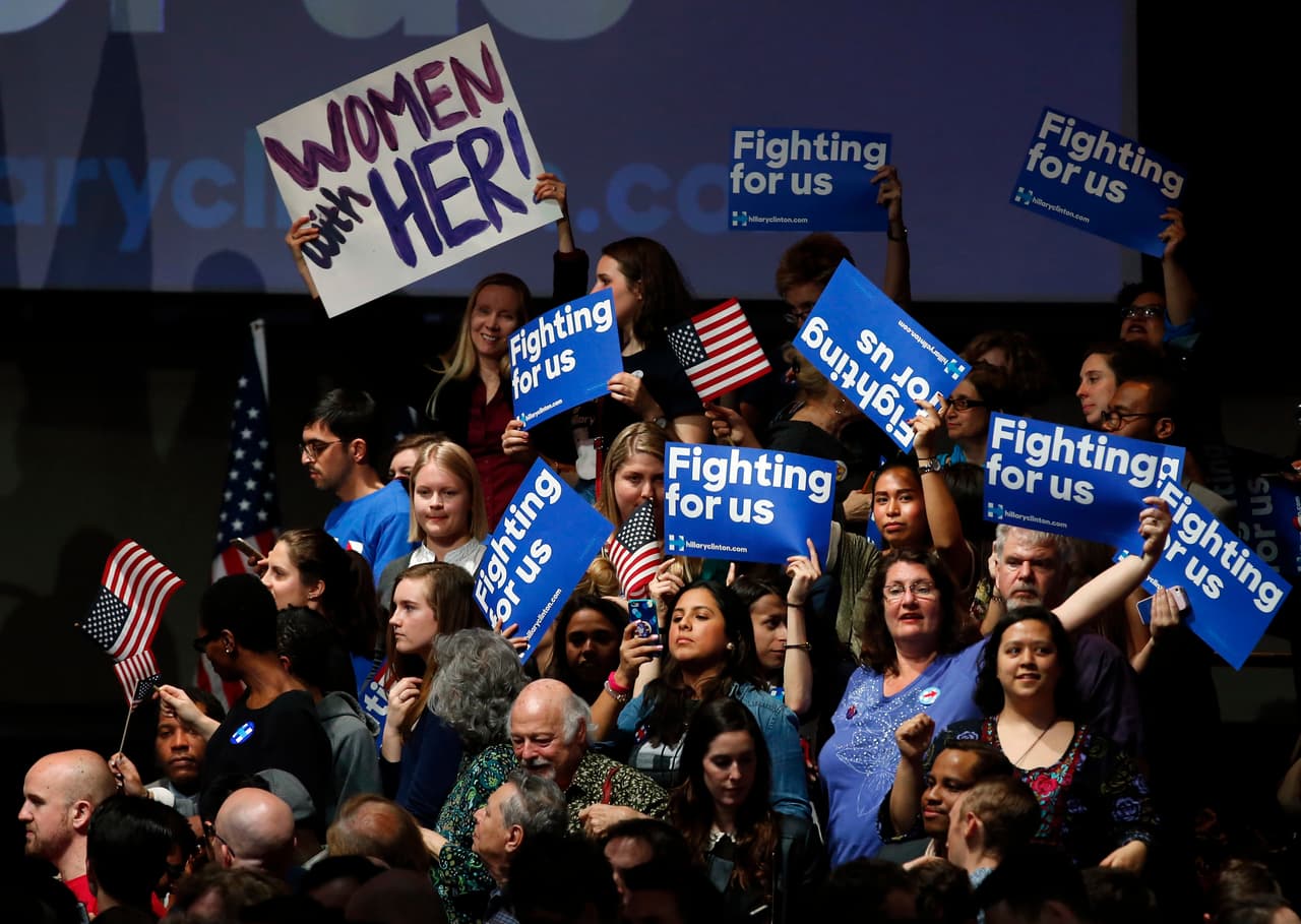 "Hoy probaron una vez más que no hay otro lugar mejor que el hogar", dijo a cientos de seguidores, entre ellos un grupo de mujeres que gritaban y aplaudían a sus palabras.