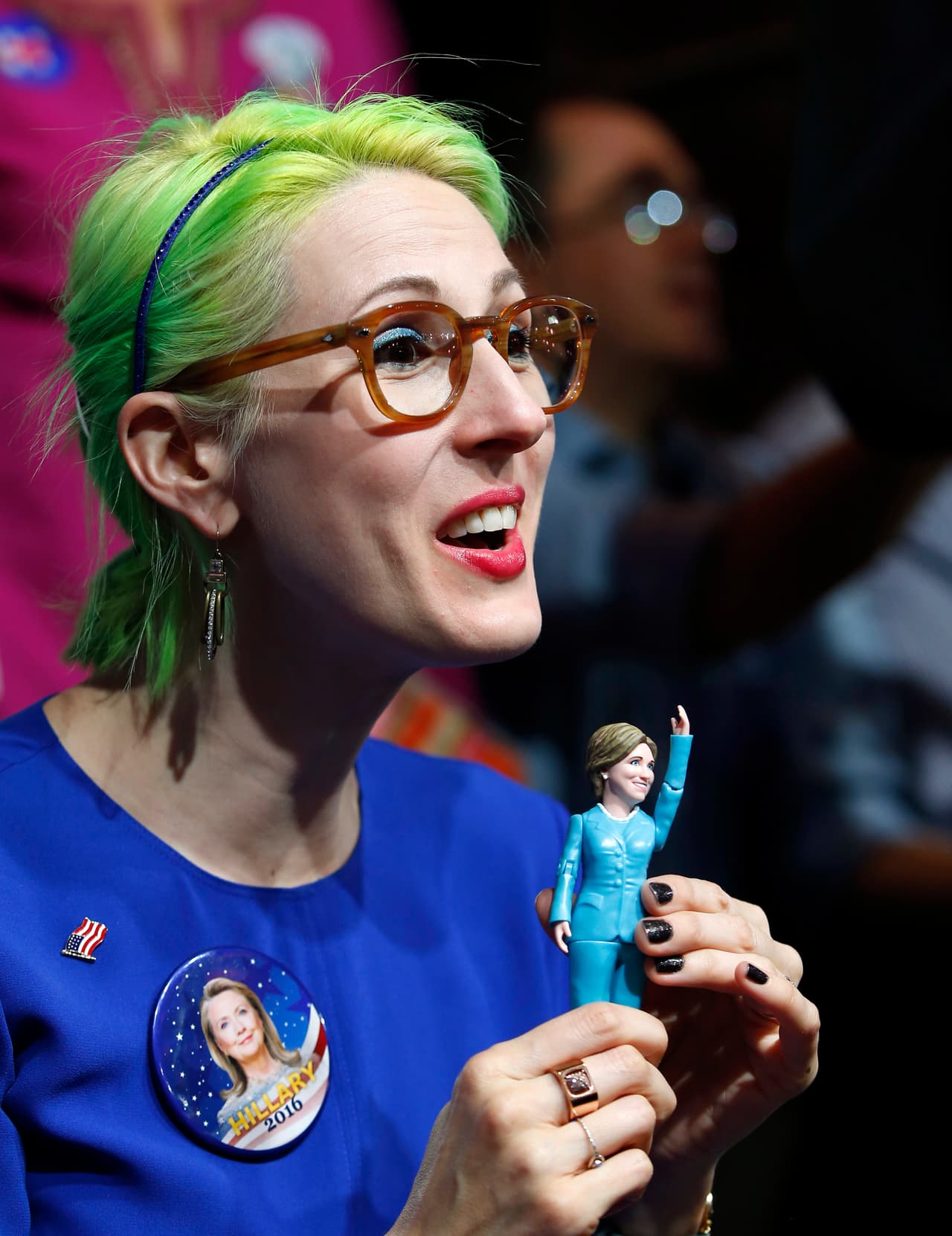 Por meses Clinton llevaba una gran ventaja frente a su rival Bernie Sanders, sin embargo la diferencia comenzó a estrecharse. El senador por Vermont se hacía cada vez más más popular entre los votantes jóvenes y los independientes.