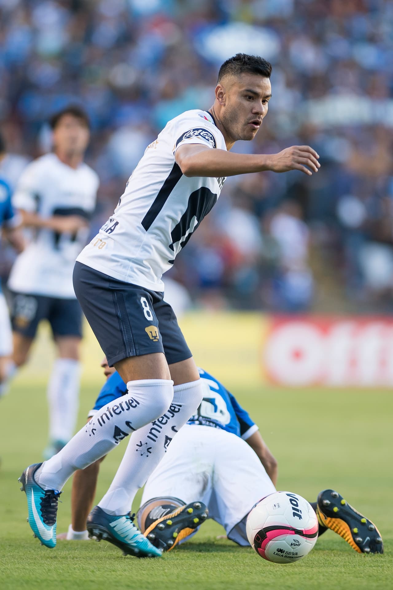 Ya en el segunto tiempo y con un hombre más en la cancha la presión de los Pumas se intensificó.