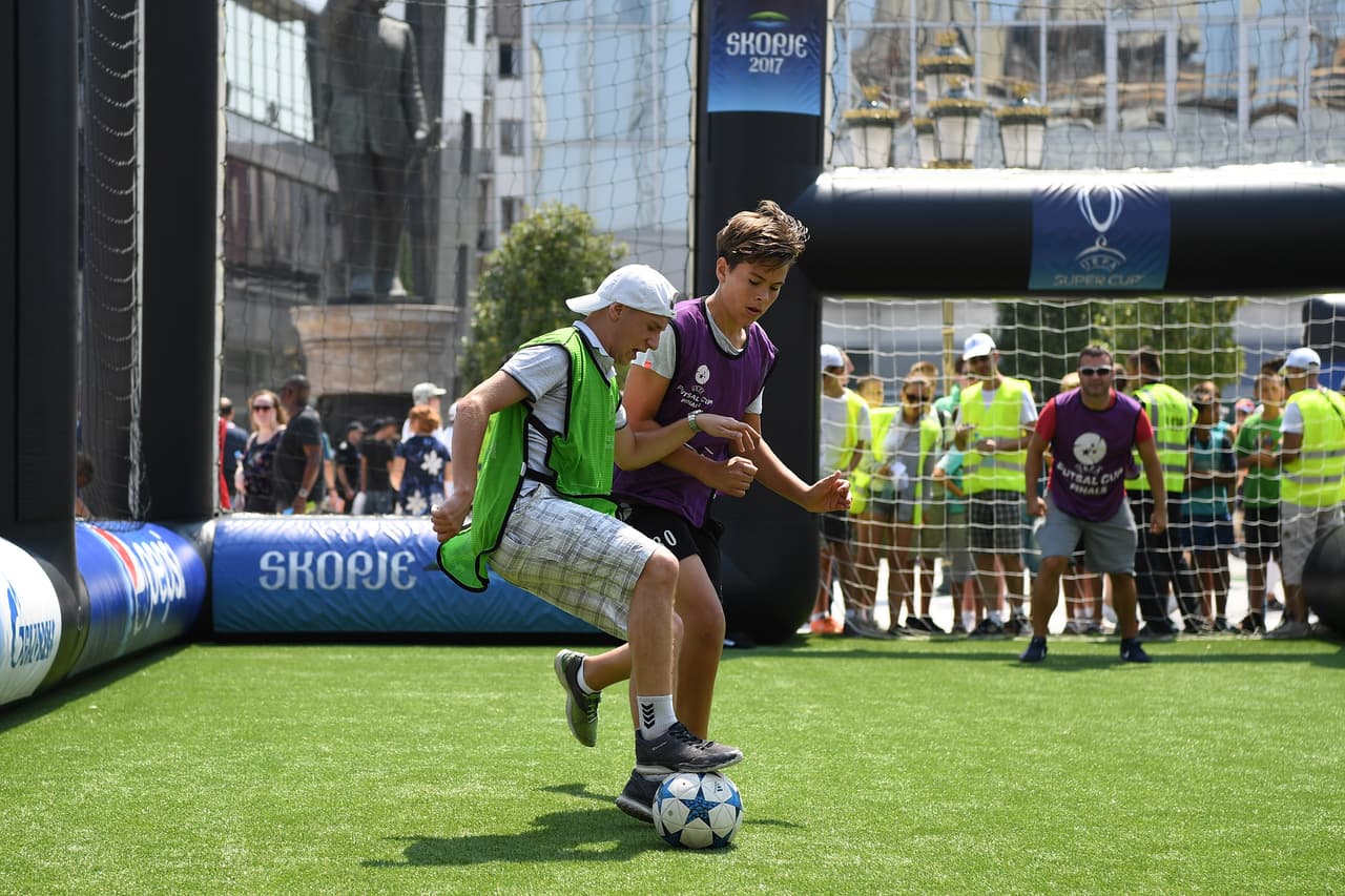 Partidos entre aficionados en canchas de fútbol para 5 jugadores por equipos.