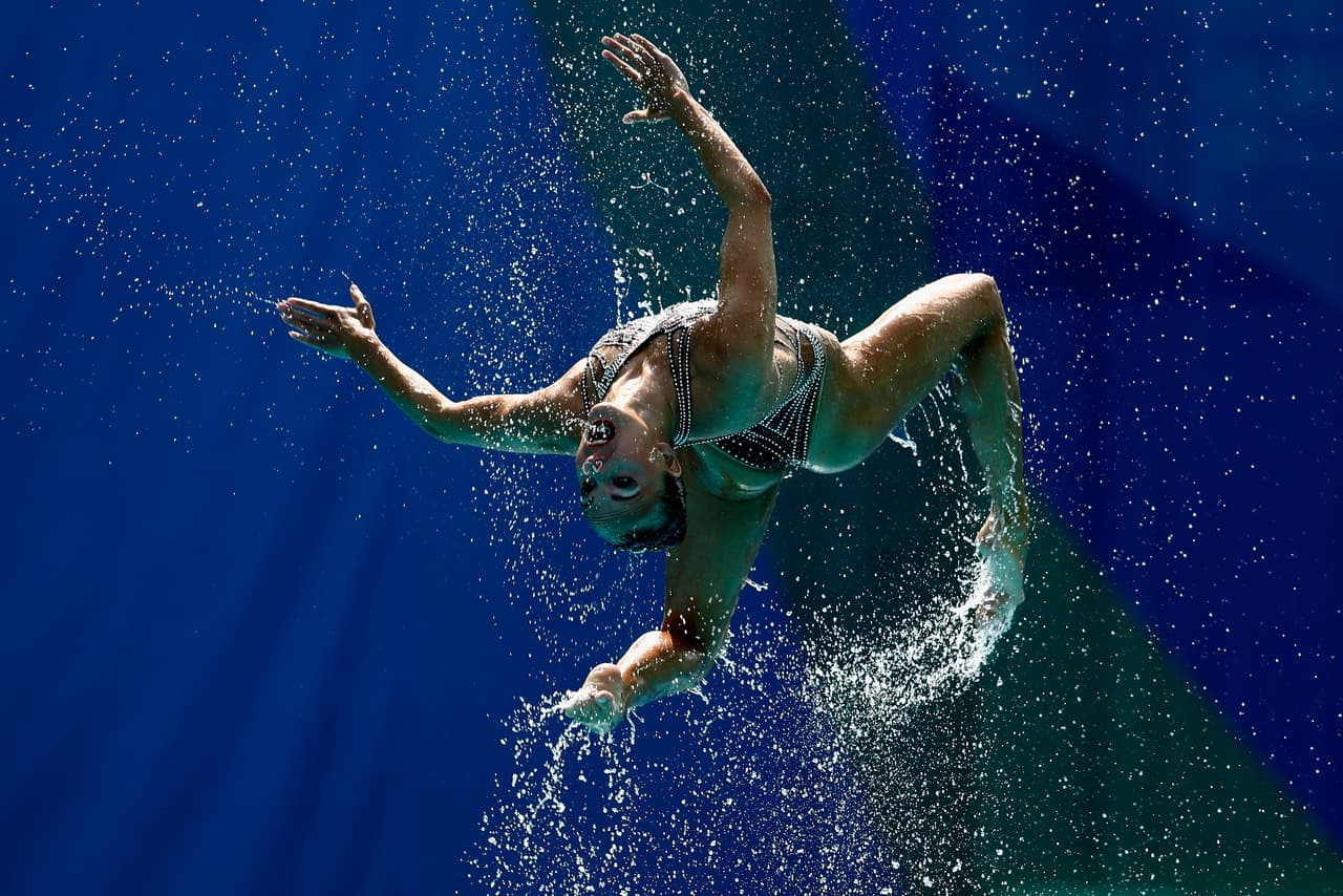 El ejercicio de nado sincronizado es uno de los preferidos por el público latinoamericano por la belleza en su ejecución. Esta rutina de una atleta del equipo de Rusia en los Juegos Olímpicos es un ejemplo de esto.