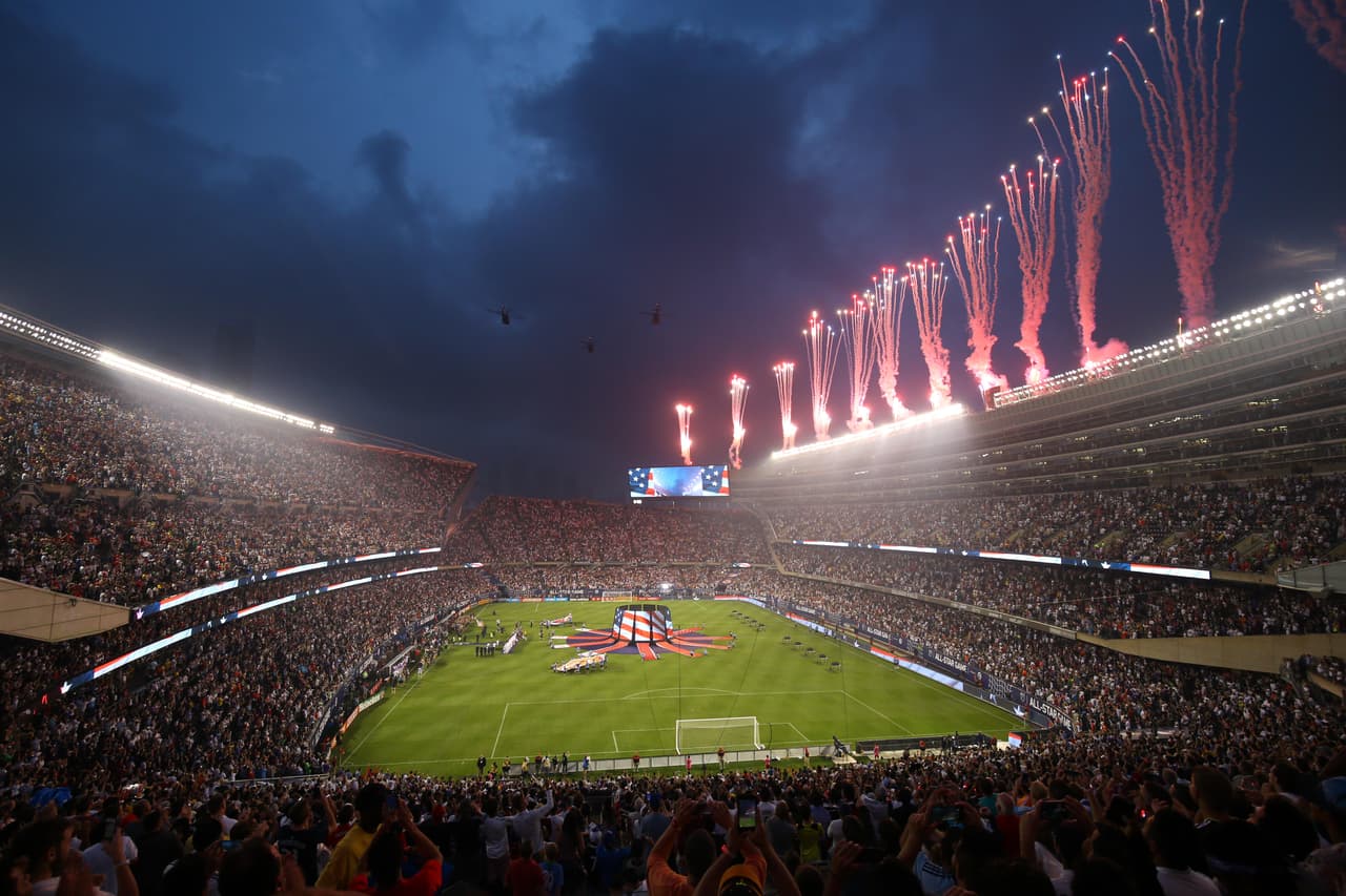 Un espectáculo de luz y sonido recibió a ambos equipos. (USA Today Images)