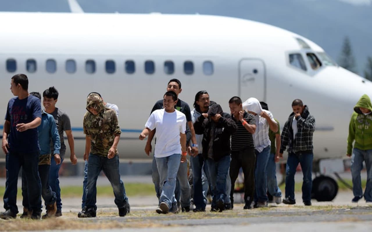 Un grupo de indocumentados guatemaltecos deportados de Estados Unidos llega al Aeropuerto La Aurora en Ciudad de Guatemala. (Imagen de archivo).